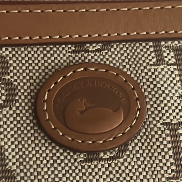 🥂𝐇𝐏!🥂DOONEY & BOURKE TAN AND CREAM WRISTLET NWT - Picture 10 of 10